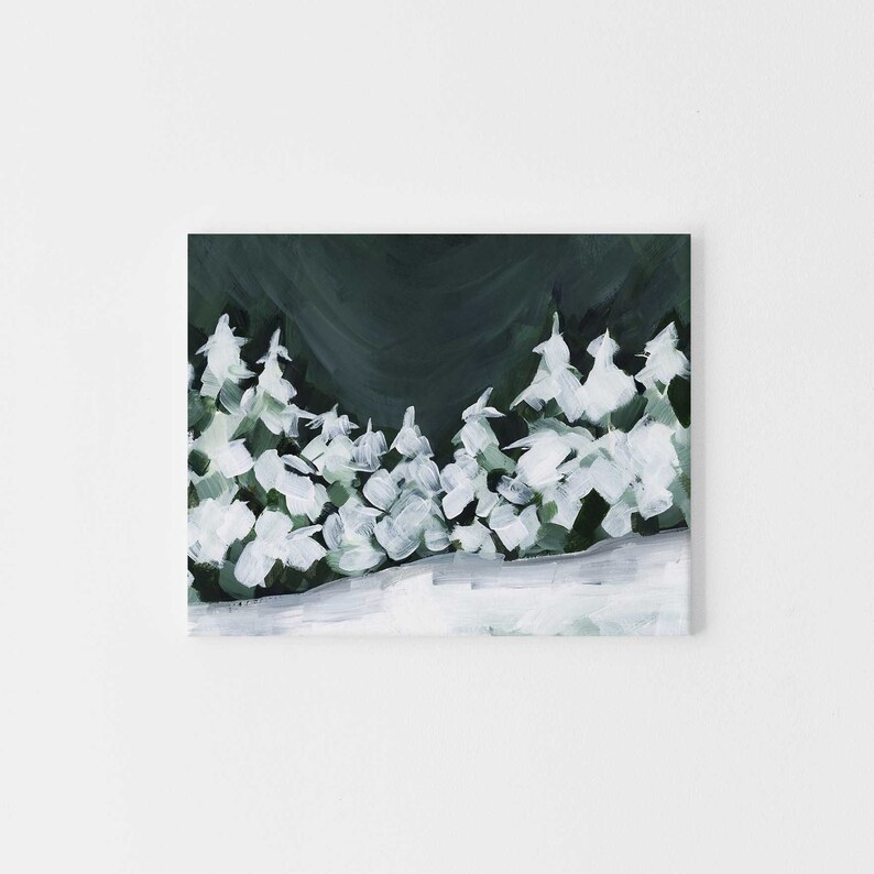 Pode incluir: Uma pintura que representa uma cena de floresta nevada com um fundo verde escuro e &aacute;rvores brancas. As &aacute;rvores s&atilde;o pintadas em um estilo solto e abstrato.