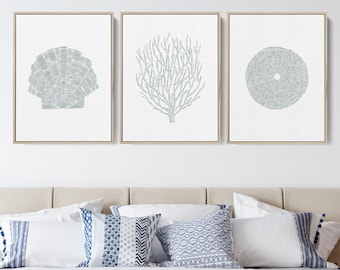 Puede incluir: Un conjunto de tres impresiones enmarcadas que presentan diseños abstractos de una concha, coral y un círculo. Las impresiones son en tonos grises y blancos y tienen una estética minimalista.