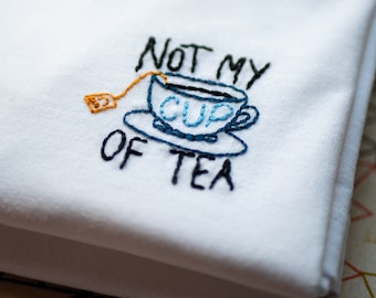 Hand-embroidered organic cotton t-shirt - Custom creation - Unique textile piece - Line art design