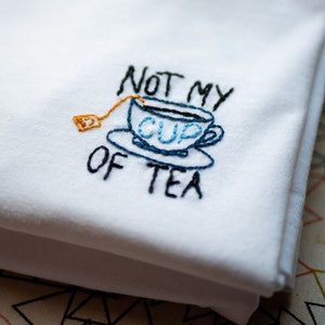 Hand-embroidered organic cotton t-shirt, customizable - contoured design