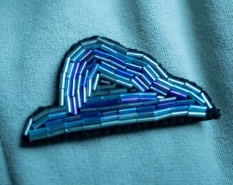 Magnetic brooch, hand-embroidered - Cloud