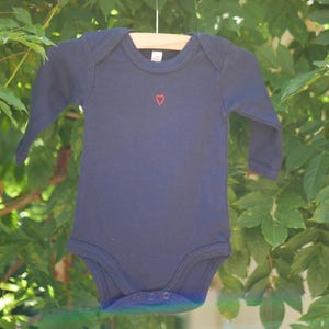 Embroidered organic cotton baby bodysuit - Heart