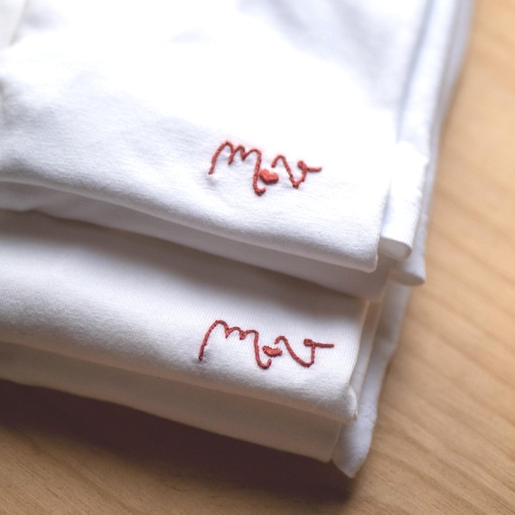 Teeshirt en coton bio brodé à la main, personnalisable - Initiales / Monogramme