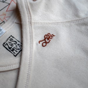 Organic cotton embroidered baby bodysuit, personalized with first name