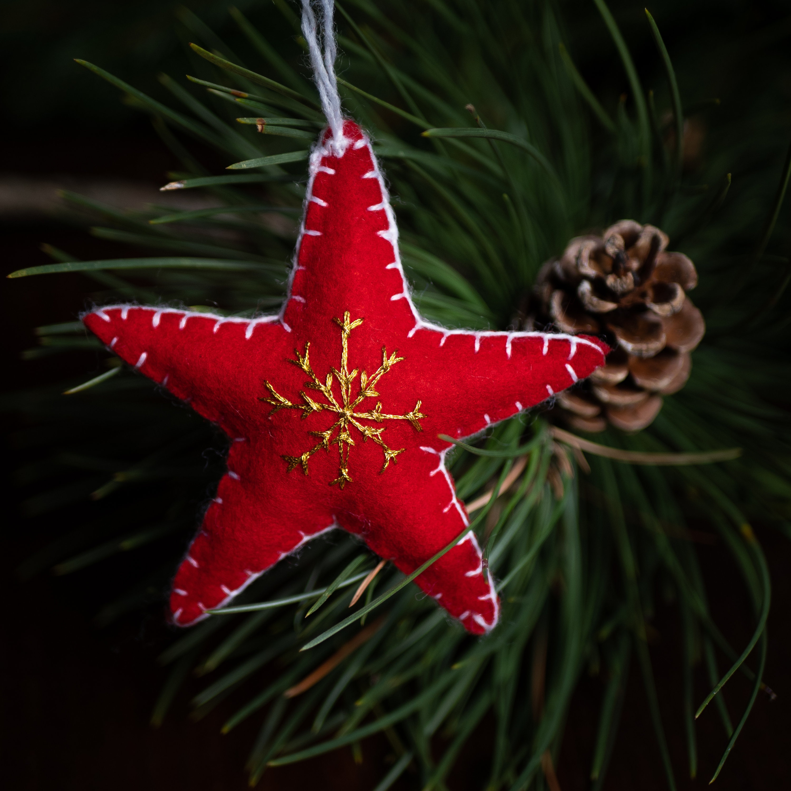 Ornement Brodé à La Main - Handmade Embroidered Ornament
