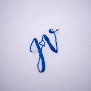 Hand-embroidered organic cotton t-shirt, customizable - Initials / Monogram image 4