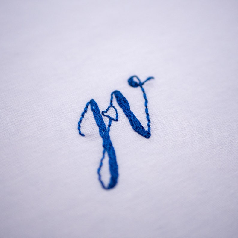 Hand-embroidered organic cotton t-shirt, customizable - Initials / Monogram image 4