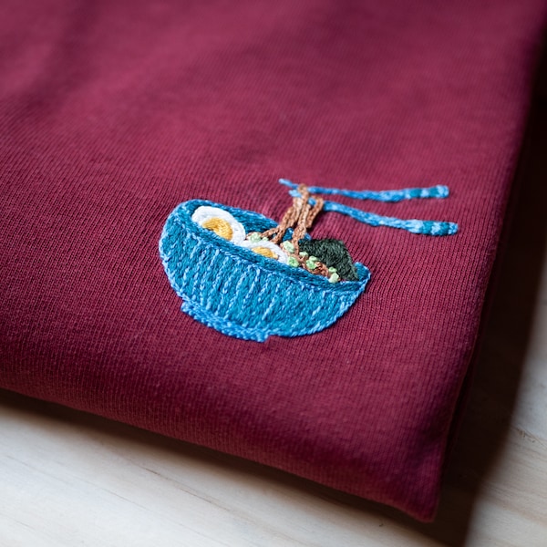 T-Shirt aus Bio-Baumwolle mit handgesticktem Ramen-Motiv // Handmade embroidered ramen tee-shirt
