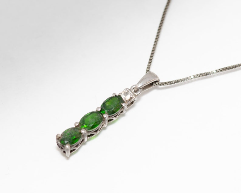 Vintage Sterling Silver Green Stone Pendant on 18.5 inch chain