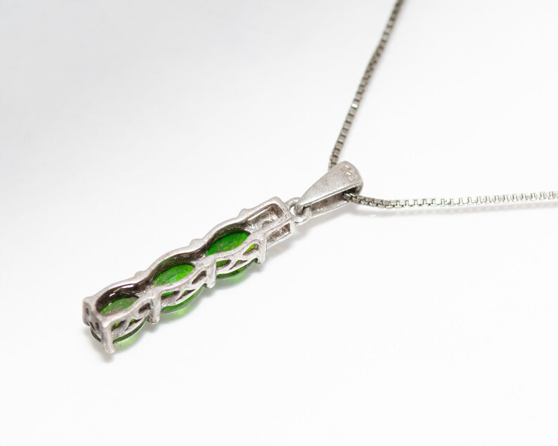 Vintage Sterling Silver Green Stone Pendant on 18.5 inch chain