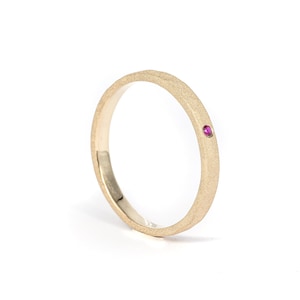 Bague en Or jaune 10k martelé sandblast avec rubis / jonc or / jonc martelé / alliance or / jonc or jaune / bague martelé / bague rubis