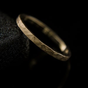 Anello in oro giallo 10k martellato sabbiato / braccialetto d&#39;oro / braccialetto martellato / anello nuziale in oro / braccialetto in oro giallo / anello martellato / anello d&#39;oro / anello impilabile