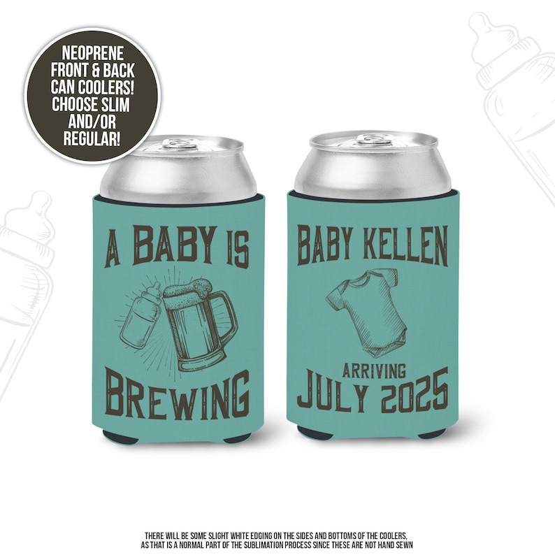 Puede incluir: Dos enfriadores de latas de neopreno azul y blanco. Un enfriador dice "A Baby Is Brewing" con un biber&oacute;n y una jarra de cerveza. El otro enfriador dice "Baby Kellen Arriving July 2025" con un body de beb&eacute;.