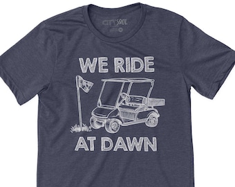 Camiseta de golf divertida "We Ride at Dawn". Divertida camiseta de golf para papá, abuelo o esposo. Camiseta de carrito de golf. Regalo de golf para el cumpleaños del Día del Padre.