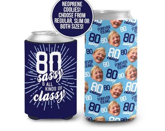 Enfriadores de latas divertidos para 80 cumpleaños. 80 atrevidos y todo tipo de estilos, personalizados, delgados o regulares, para cualquier edad. Fundas para bebidas de recuerdo de fiesta. Elige los colores.
