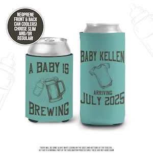 Puede incluir: Dos enfriadores de latas de neopreno azul turquesa. Un enfriador tiene el texto "A Baby Is Brewing" con un biber&oacute;n y una jarra de cerveza. El otro enfriador tiene el texto "Baby Kellen Arriving July 2025" con un body de beb&eacute;.
