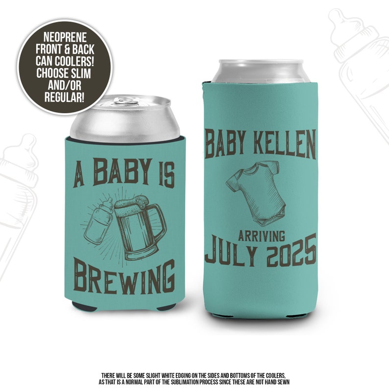 Puede incluir: Dos enfriadores de latas de neopreno azul turquesa. Un enfriador tiene el texto "A Baby Is Brewing" con un biber&oacute;n y una jarra de cerveza. El otro enfriador tiene el texto "Baby Kellen Arriving July 2025" con un body de beb&eacute;.