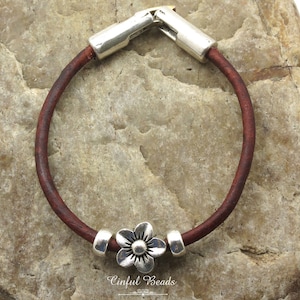 Pulsera minimalista de cuero estilo bohemio con cuentas florales plateadas - Pulsera sencilla de cuero con flores para mujer