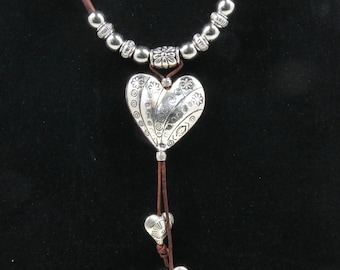 Collier coeur en cuir bohème - Pendentif coeur en argent avec franges en cuir sur cordon en cuir - Collier coeur en argent - (LN12)