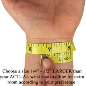 K&ouml;nnte beinhalten: Ein gelbes Ma&szlig;band, das um ein Handgelenk gewickelt ist und zeigt, wie man f&uuml;r ein Armband misst. Der Text lautet: "W&auml;hlen Sie eine Gr&ouml;&szlig;e von 1/4" - 1/2" GR&Ouml;SSER als Ihre AKTUELLE Handgelenksgr&ouml;&szlig;e, um zus&auml;tzlichen Platz nach Ihren W&uuml;nschen zu erm&ouml;glichen."