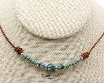 Collier en cuir bohème minimaliste - Collier en cuir de verre tchèque Picasso turquoise - Collier en cuir de perles turquoises de style bohème