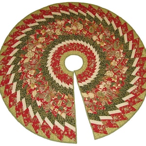 Pode incluir: Uma saia de árvore de Natal acolchoada vermelha, verde e branca com um padrão floral. A saia é feita de retalhos de tecido costurados juntos em espiral.