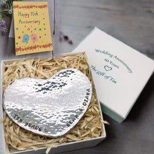 REGALO Y TARJETA. Miniplato personalizado de hojalata batida a mano con forma de corazón; regalo para el 10.º aniversario. También disponible para cualquier otro aniversario.