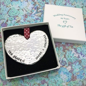 10 year Anniversary Gift. Personalised Hand Beaten Hanging Tin Heart Plaque Tin Anniversary Gift. Tin Gift. 10th Anniversary Gift imagem 2