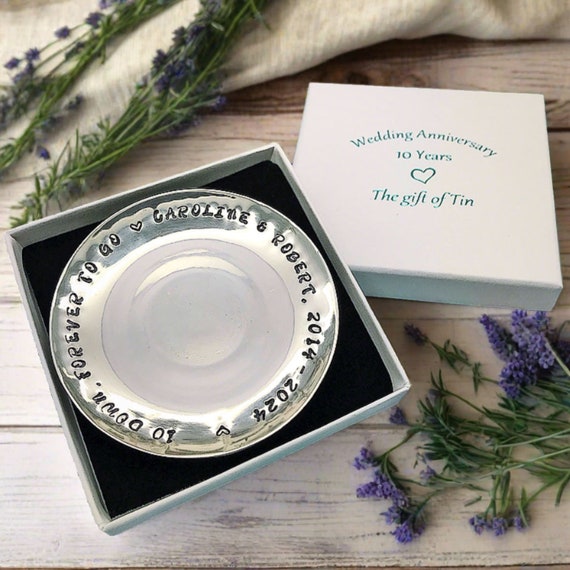 10th wedding anniversary tin gifts | Beachweddingtips.com