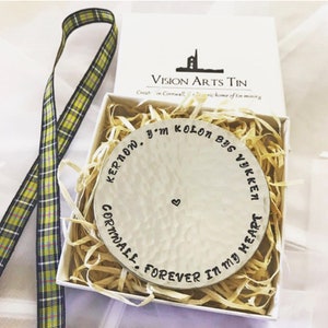 Coleção de presentes em língua da Cornualha; &#39;Cornwall, Forever in my Heart&#39; em Kernewek; Mini prato/Prato de anel. Um presente da Cornualha, feito na Cornualha