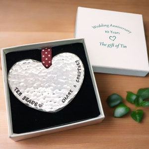 10 year Anniversary Gift. Personalised Hand Beaten Hanging Tin Heart Plaque Tin Anniversary Gift. Tin Gift. 10th Anniversary Gift imagem 1