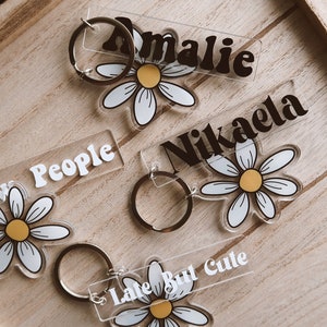 Personalized Name Acrylic Keychain with Daisy Charm 2” - Split Ring Keychain - White Flower Charm, Lanyard Charm, Kids Party Favors