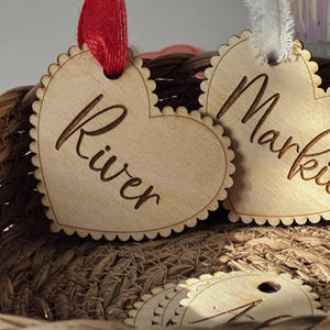 Personalisierter Valentinstag Namensschild, Holz Geschenkkorb Geschenkanhänger, Geschenkanhänger aus Holz, Galentine, Ostern Anhänger, benutzerdefinierter Geschenkkorb Anhänger, Herz Anhänger