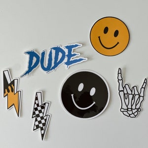 Little Dude Sticker Pack - Aufkleberset von 6 - WASSERDICHTE AUFKLEBER - Aufkleber für Jungen - Blitz, Smileys, Rock On, Skelett