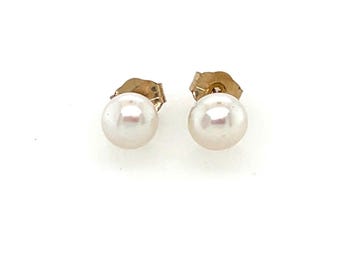 Puede incluir: Un par de pendientes de perlas con engastes de oro.