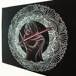Może przedstawiać: Czarno-biały wz&oacute;r mandali z czerwoną i białą ilustracją postaci z Gwiezdnych Wojen, Kylo Rena, trzymającego miecz świetlny.