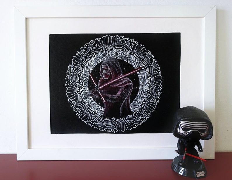 Może przedstawiać: Czarno-biały rysunek postaci z Gwiezdnych Wojen, Kylo Rena, z mieczem świetlnym, oprawiony w białą ramę. Rysunek jest otoczony białym wzorem mandali.