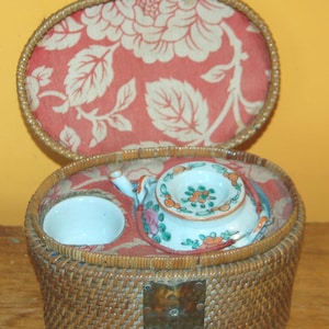 Può includere: Un set di tre tazze in ceramica con finitura opaca e macchiettata. Le tazze sono nei toni del crema, grigio chiaro e grigio scuro. Ogni tazza ha un design semplice e minimalista e un manico arrotondato.