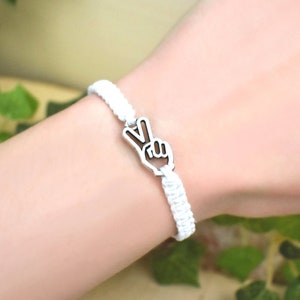 Peace Zeichen Hand Armband - Hippie Geschenke für Männer oder Frauen - Verstellbare Hanf Armbänder - Victory Zeichen Schmuck - Armbänder mit Charme