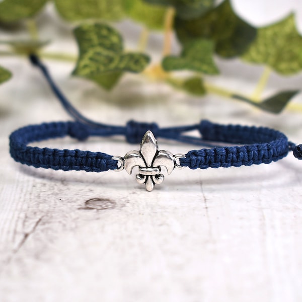 Pulsera Fleur-De-Lis para hombres o mujeres - Pulsera de cáñamo ajustable con encanto - Joyería de lirios parisinos y franceses - Regalos francófilos de Francia