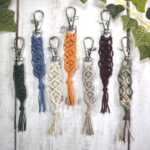 Mini llavero de macramé con cordón de cáñamo y cierre de acero inoxidable - Accesorios boho - Colgante hippie para bolso o tirador de cremallera - Regalos ecológicos y ecológicos