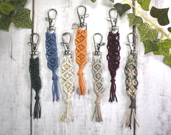 Mini llavero Macrame con cierre de acero inoxidable de cordón de cáñamo - Accesorios Boho - Encanto de bolso hippie o tirador de cremallera - Regalos ecológicos terrosos