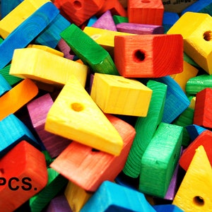 Puede incluir: Una gran pila de bloques de madera de colores en varias formas, incluyendo cuadrados, tri&aacute;ngulos y rect&aacute;ngulos. Los bloques est&aacute;n pintados en colores brillantes, incluyendo rojo, amarillo, azul, verde y morado. El texto "160 PCS." es visible en la esquina inferior izquierda de la imagen.