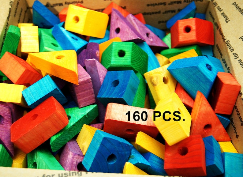 Puede incluir: Una gran pila de bloques de madera de colores en varias formas, incluyendo cuadrados, tri&aacute;ngulos y rect&aacute;ngulos. Los bloques est&aacute;n pintados en colores brillantes, como rojo, azul, verde, amarillo y morado. El texto "160 PCS." es visible en los bloques.