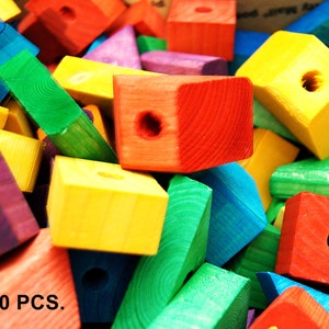 Puede incluir: Una gran pila de bloques de madera de colores, algunos con agujeros en el centro. Los bloques son de varias formas, incluyendo cuadrados, rect&aacute;ngulos y tri&aacute;ngulos. El texto "160 PCS." es visible en la esquina inferior izquierda de la imagen.