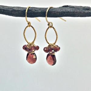 Orecchini di granato Orecchini di pietra portafortuna di gennaio Orecchini pendenti Orecchini minimalisti Orecchini pendenti Orecchini di tutti i giorni Regalo per i suoi gioielli di granato