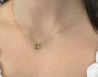 Naszyjnik z peridotem • Naszyjnik z kamieniem szlachetnym sierpnia • Delikatny zielony naszyjnik z kamieniem szlachetnym • Naszyjnik warstwowy • Minimalistyczna biżuteria • Prezent dla niej