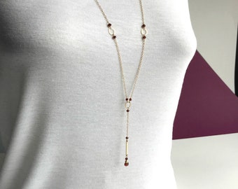 Elegante collar de granate en forma de Y · Lazo con la piedra natal de enero · Delicado collar de piedras preciosas · Joyería delicada en capas · Collar con barra larga