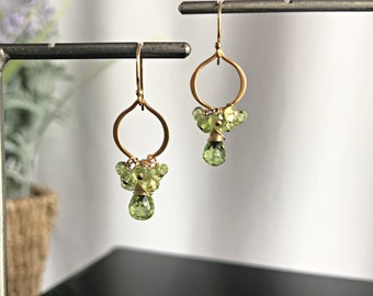 Boucles d'oreilles péridot Pierre de naissance d'août Boucles d'oreilles pour femme Boucles d'oreilles lustre Boucles d'oreilles en or Cadeau pour elle Cadeau pour maman Cadeau pour femme