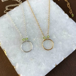 Peridoot cirkel hanger augustus Birthstone ketting Karma ketting sierlijke ketting eeuwigheid ketting gelaagdheid ketting alledaagse ketting